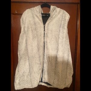 Glitzy Girlz boutique plus 4x faux fur vest